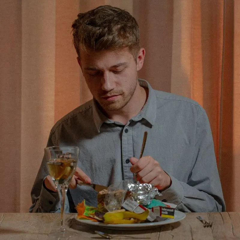 Hombre separado que descuida su salud y se siente bloqueado