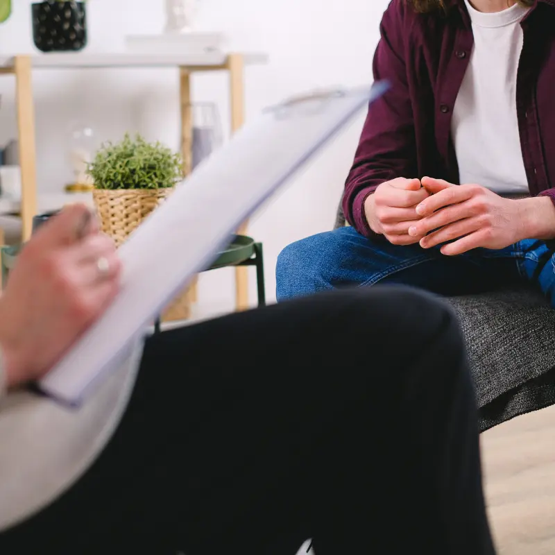 Se ve una consulta entre hombre separado y profesional, no se ven las caras, para el programa reconstruye tu vida después de una separación