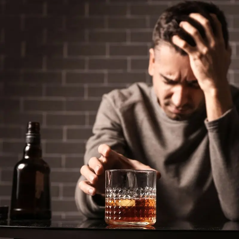 hombre solo que busca vias de escape