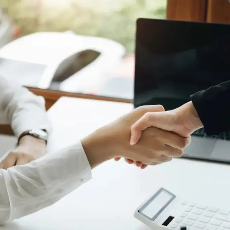 Mujer y hombre en apretón de manos en signo de acuerdo mostrando la confidencialidad en mi programa reconstruye tu vida después de una separación