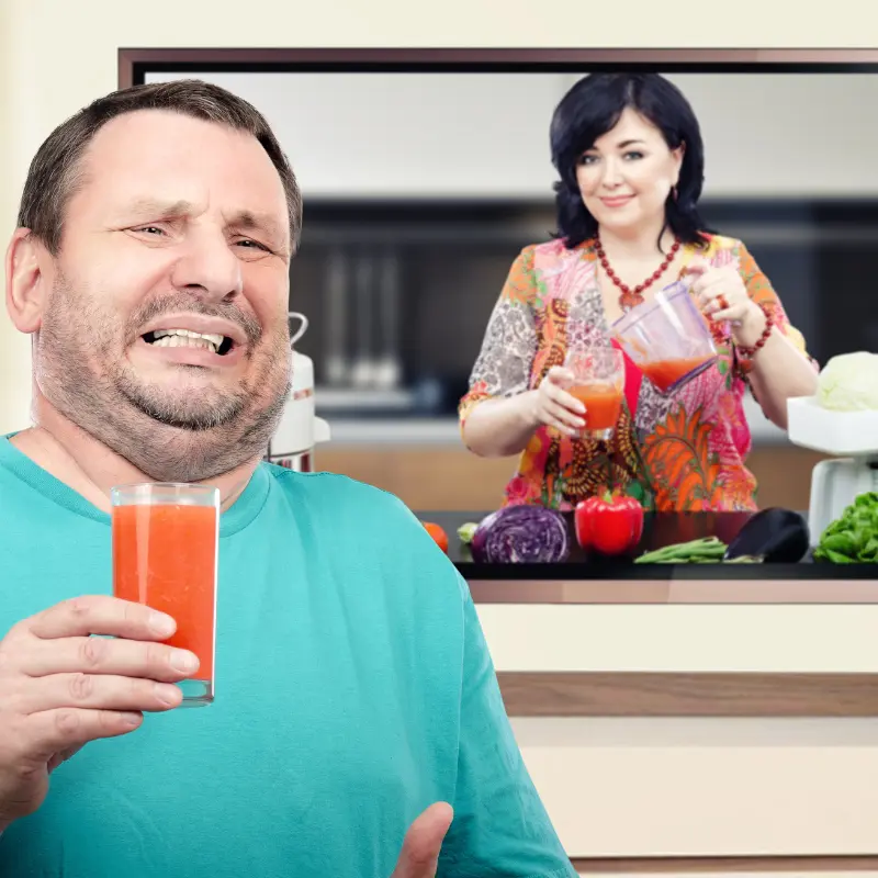 Hombre con un zumo de verduras en la mano haciendo cara de circunstancias, cansado de hacer dietas
